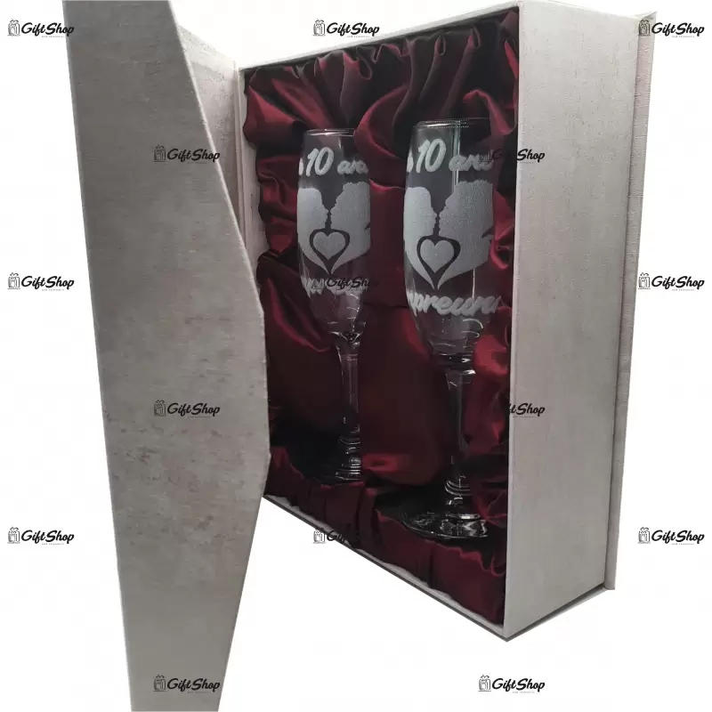 Aniversare 10 ani sarut, set 2 pahare cu mesaj in cutie, gravate